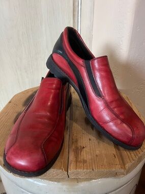 Women’s Munro Red and Black Leather Slip-On Comfort Loafers